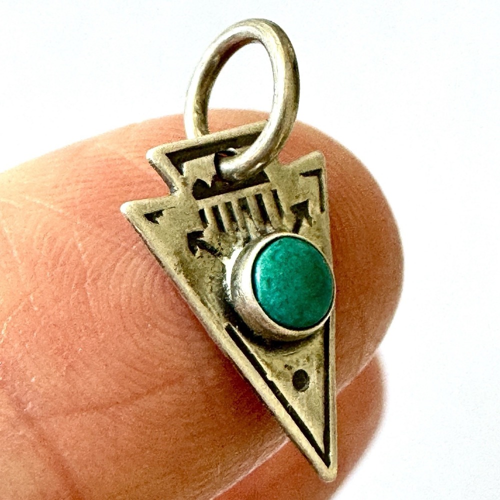 Tiny Navajo Arrowhead Turquoise Pendant Harvey Era Sterling Charm Native VTG - Picture 2 of 5
